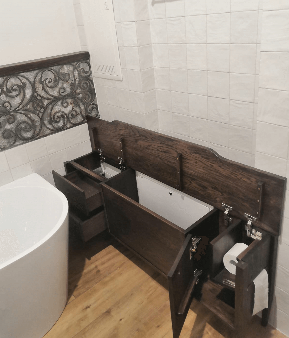 Maßmöbel für Badezimmernische aus Massivholz